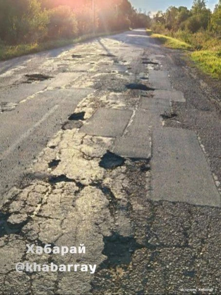 Житель поселка Дормидонтовка самостоятельно отремонтировал разбитую дорогу, засыпав ямы...