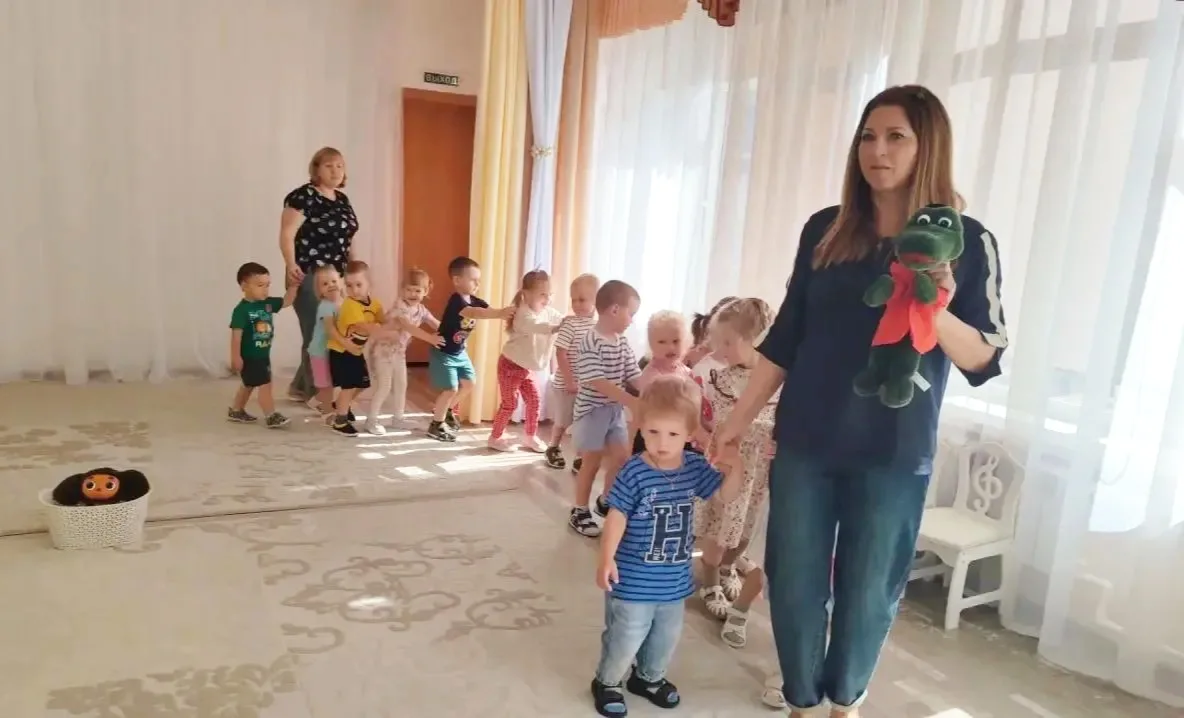 Сегодня наших малышей ждал приятный сюрприз: в гости к ребятам пришёл Чебурашка.