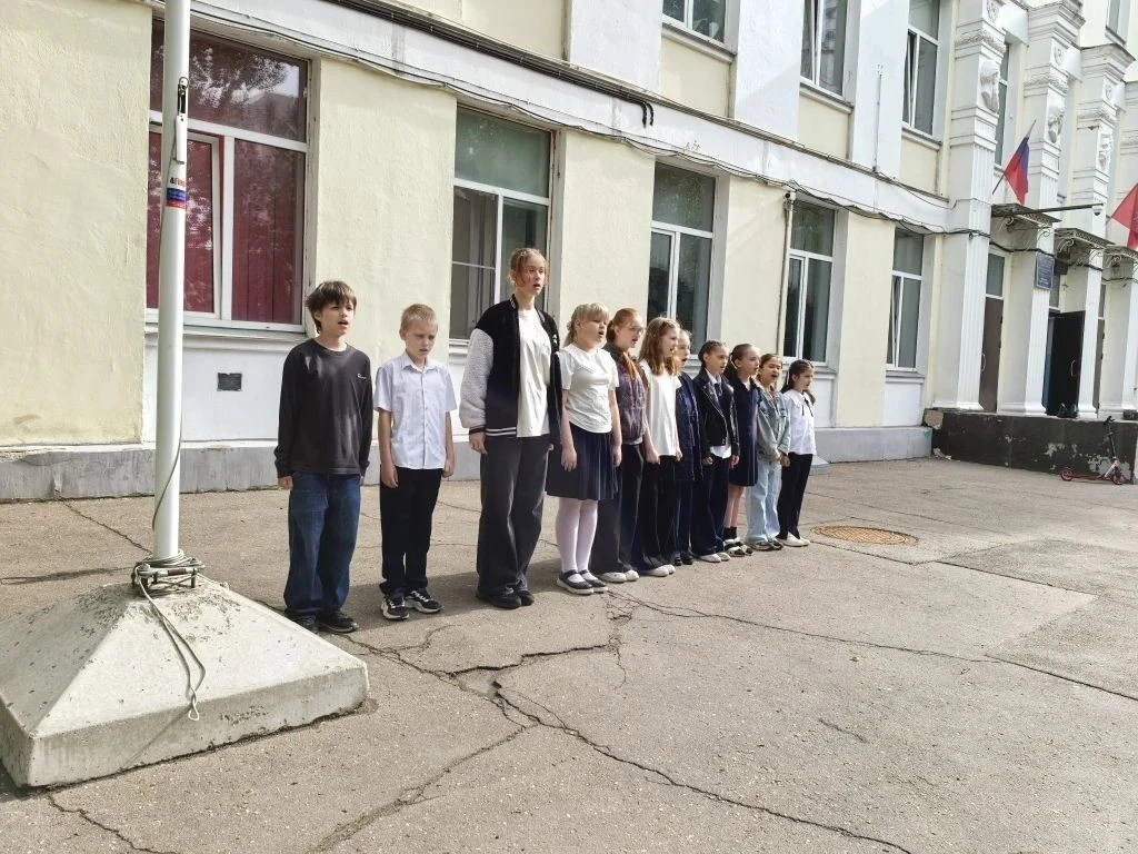 🇷🇺☀️ Сегодня в нашей школе прошла последняя в этом учебном году церемония поднятия Государственного 