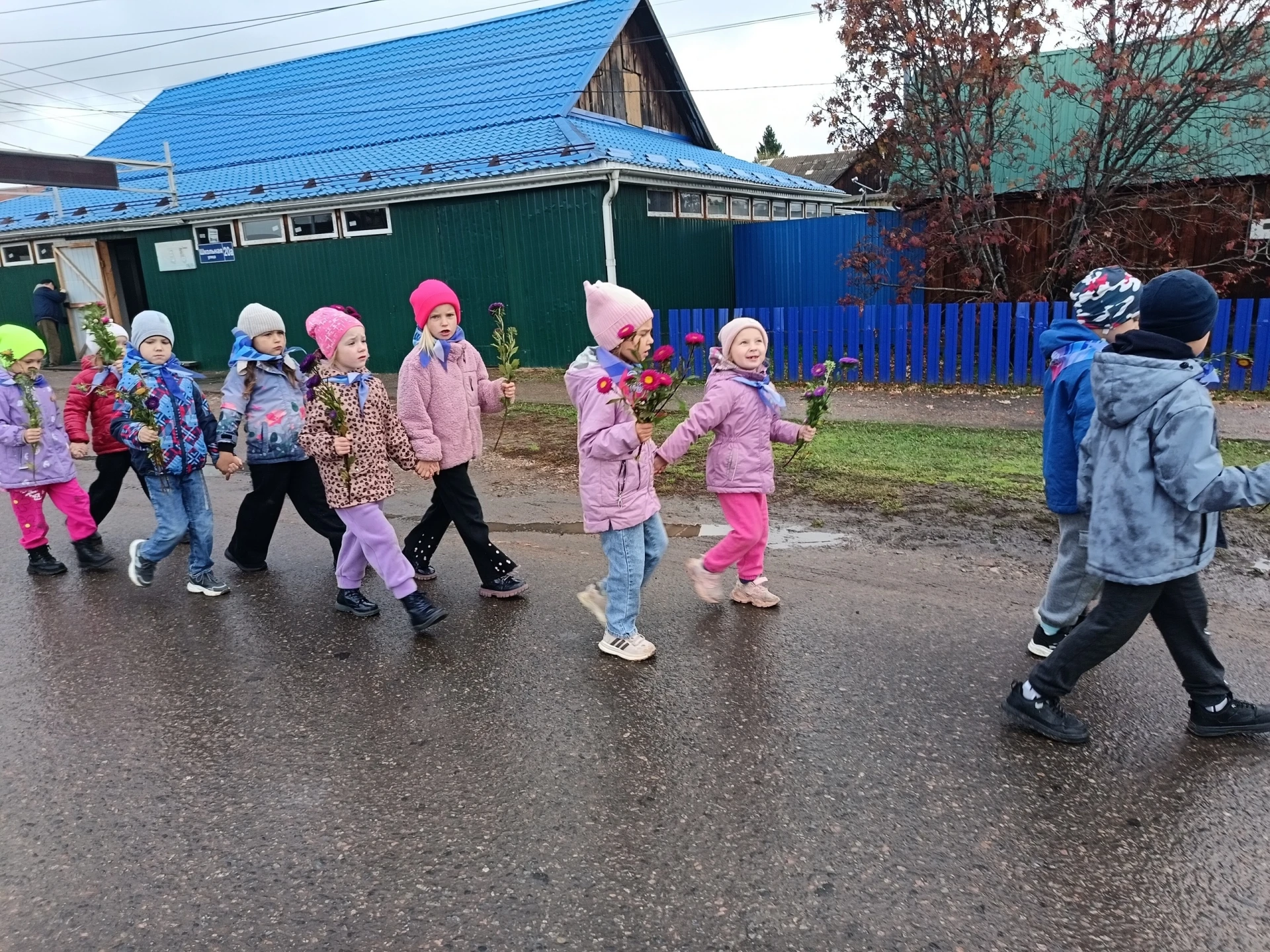 «Доброта в каждом сердце»: как «Пчёлки» поздравили старшее поколение