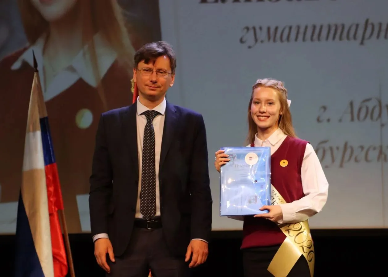 🔔 Министр образования Алексей Пахомов поздравил выпускников Губернаторского лицея с последним звонко