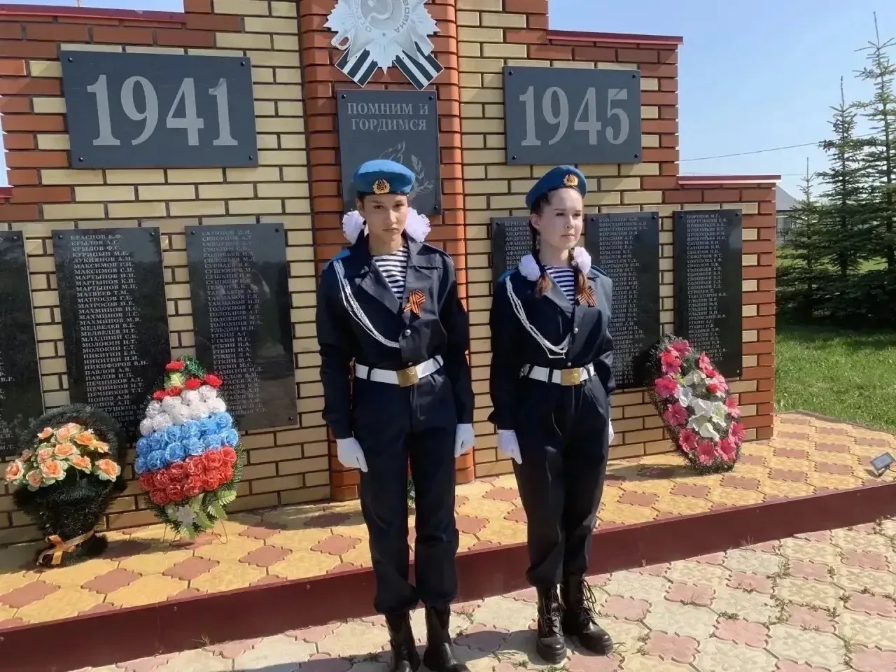 Дмитрий Захаров:  Дорогие педагоги, ветераны труда, родители, ребята, бабушки и дедушки!  🇷🇺Поздравл