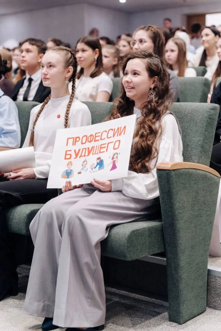 «НЕДЕТСКИЙ РАЗГОВОР» ☝️  Сегодня Мэр Казани Ильсур Метшин встретился с более 300 школьниками и в фор