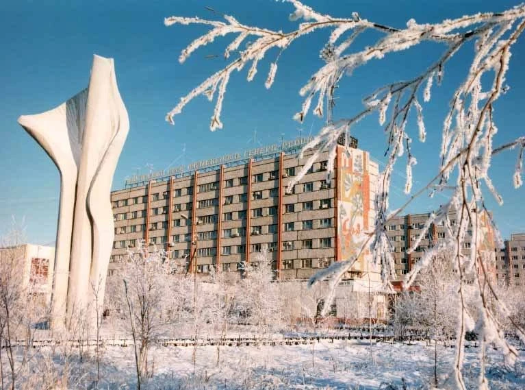 90-е, офис "Сургутгазпром", угол Островского и Мира