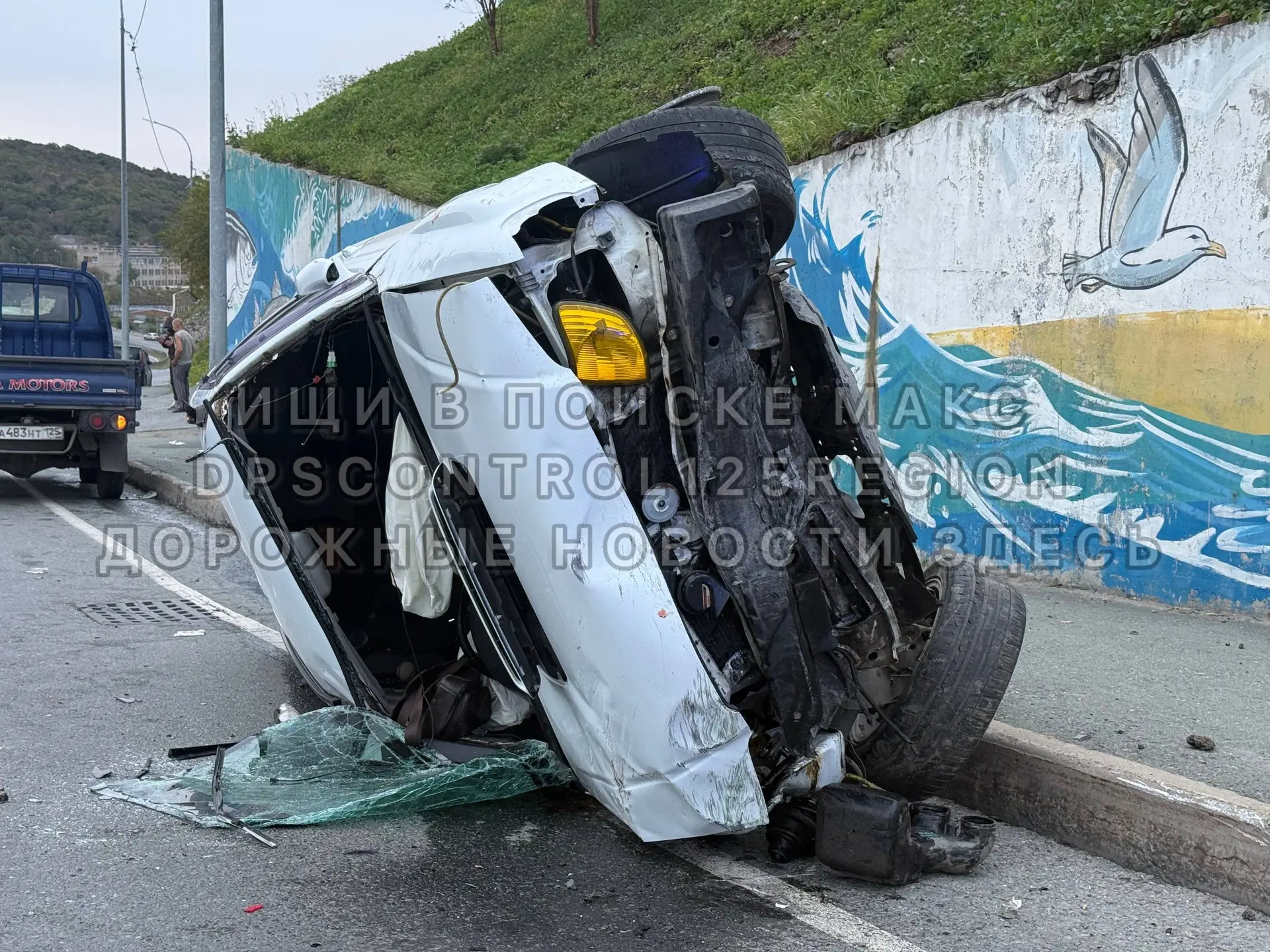 Во Владивостоке Subaru загадочно размотался в одиночку: снёс столб и перевернулся, а по...