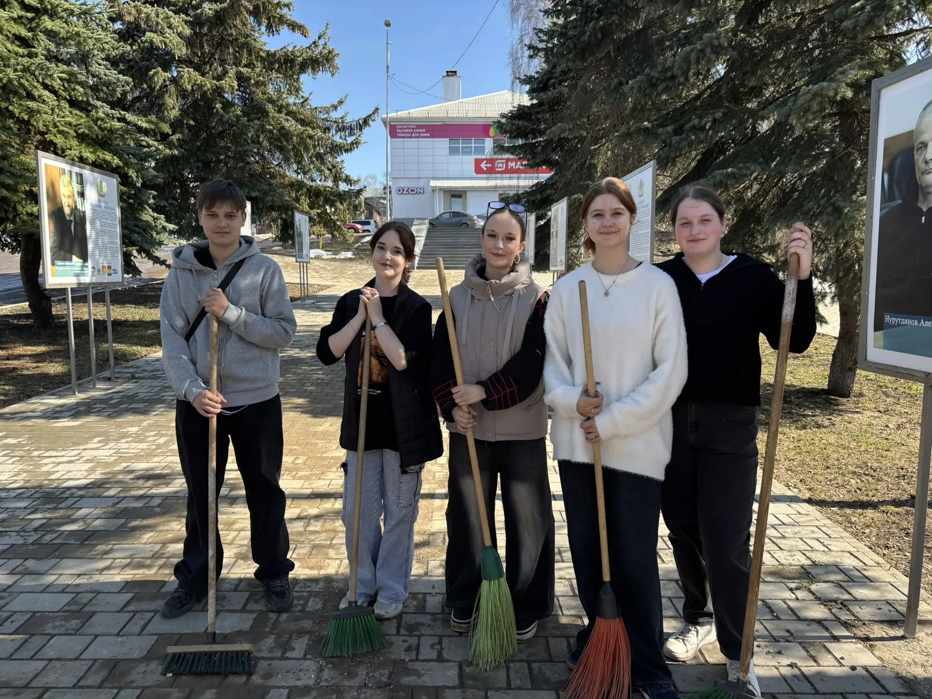 Сегодня трудовой отряд молодёжного центра «Фаворит» организовал масштабную уборку терри...
