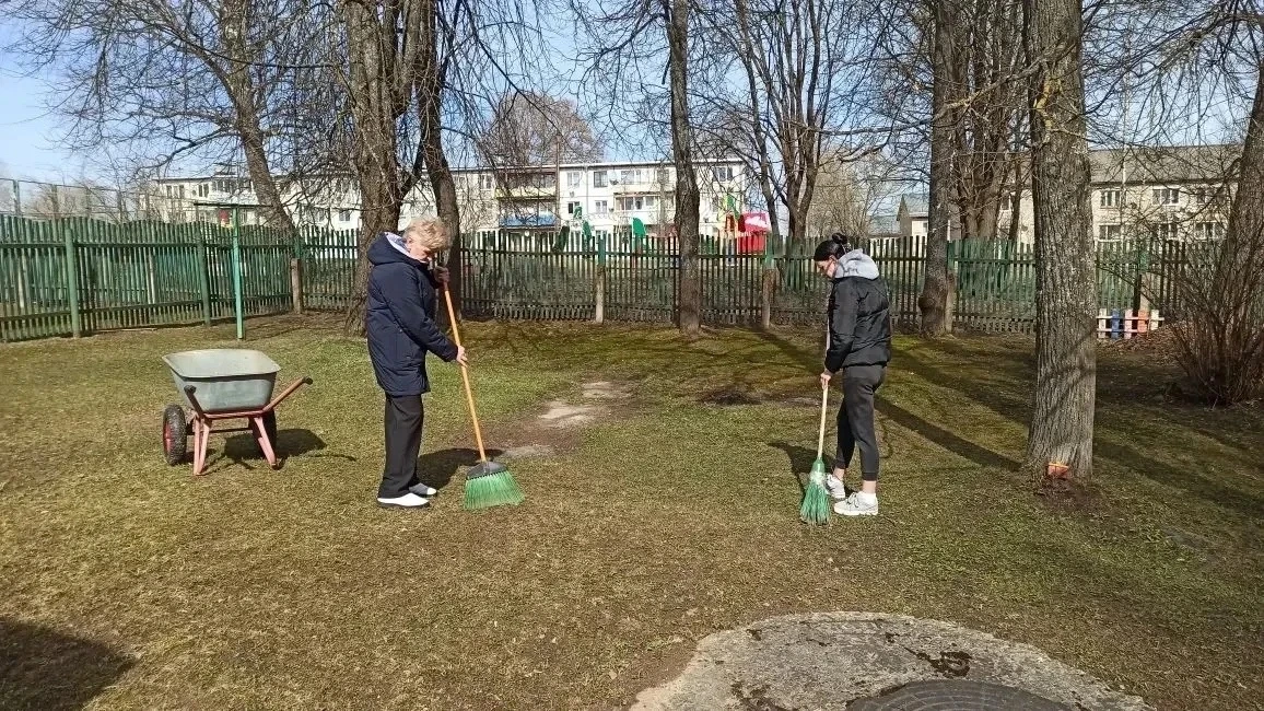 💥Весёлый субботник в корпусе центра развития ребенка п. Хмельники 👍  ☘️Вместе дружно мы пойдём Травк
