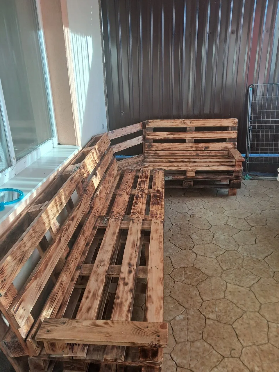 Продам угловой диван с поддонов 3000 р.Калининский раён, самовывоз +79494936474

@clubsellfast Объяв