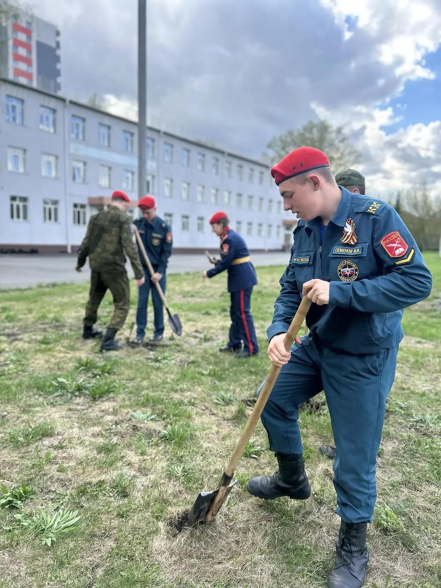По всей стране проходит акция «Сад Памяти», Кузбасс — не исключение.   🌱Коллектив и юные натуралисты