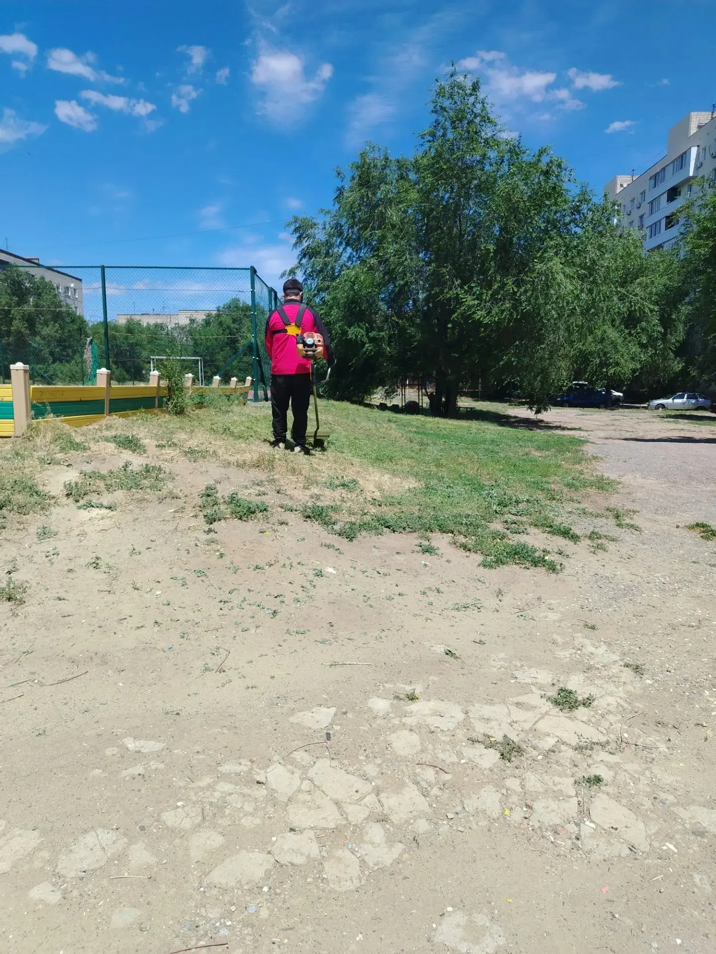 Покос  возле детской площадки  по ул пр. Университетский 94