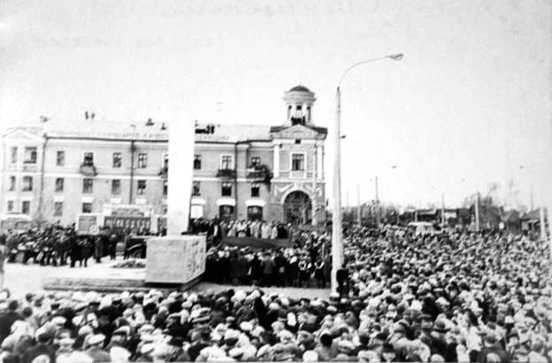 Митинг на открытии памятника горнякам горы Высокой, погибшим в годы Великой Отечественн...