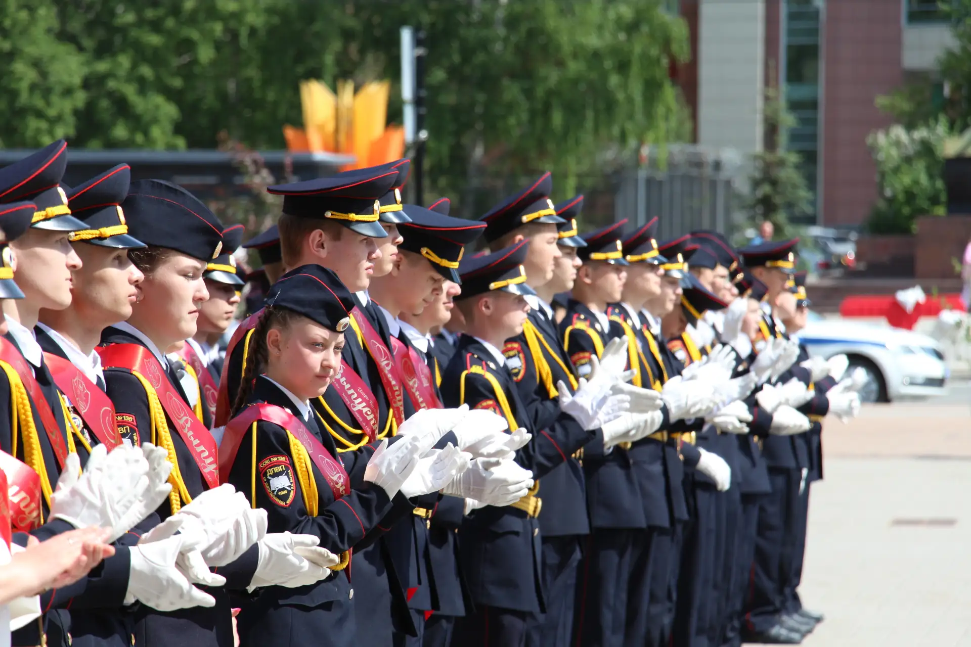 🎓 Последний звонок в 136-й школе: курсанты подразделения допрофессиональной подготовки прощаются со 