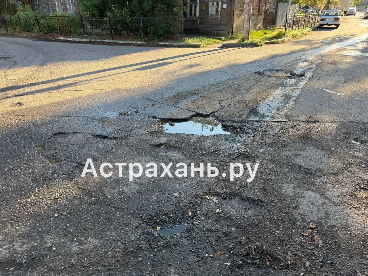 До детского сада – по ямам: астраханцы пожаловались на разбитую дорогу на улице Бабушкина