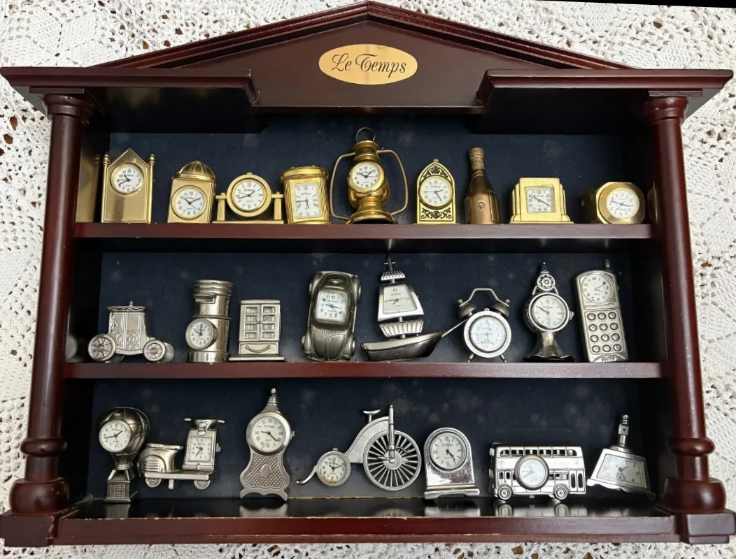Коллекция часов (миниатюр),от швейцарского бренда La Temps,в фирменной деревянной витрине,размером 4