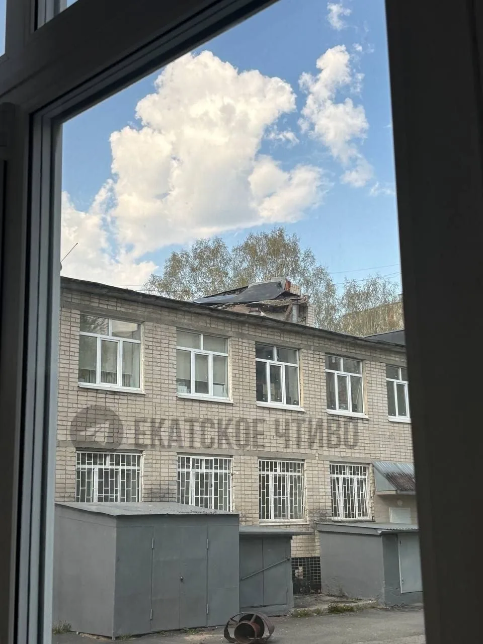 Обрушилась крыша в спортзале колледжа на Умельцев.   Ученики УКТП пишут, что услышали грохот прямо в