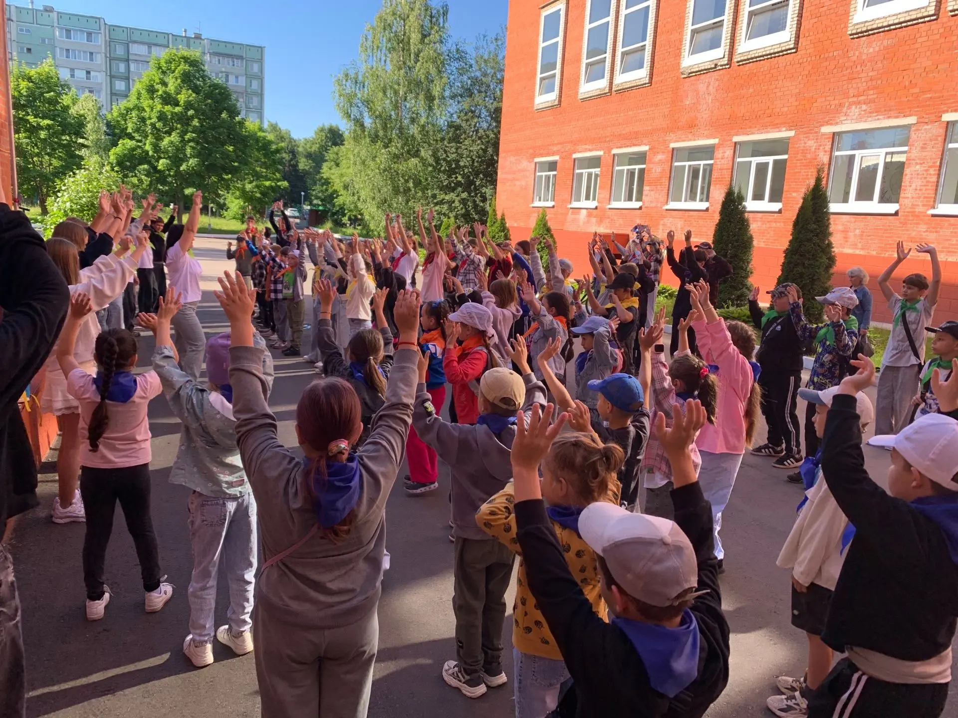19 июня 🌞 дети нашего летнего лагеря начали день с утренней зарядки. После этого они отправились в 