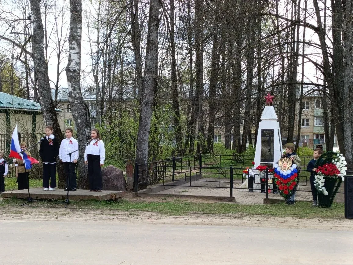 🌟 С Днём Победы! 🌟  Сегодня наши ученики и работники школы приняли участие в митинге, посвящённом 9 