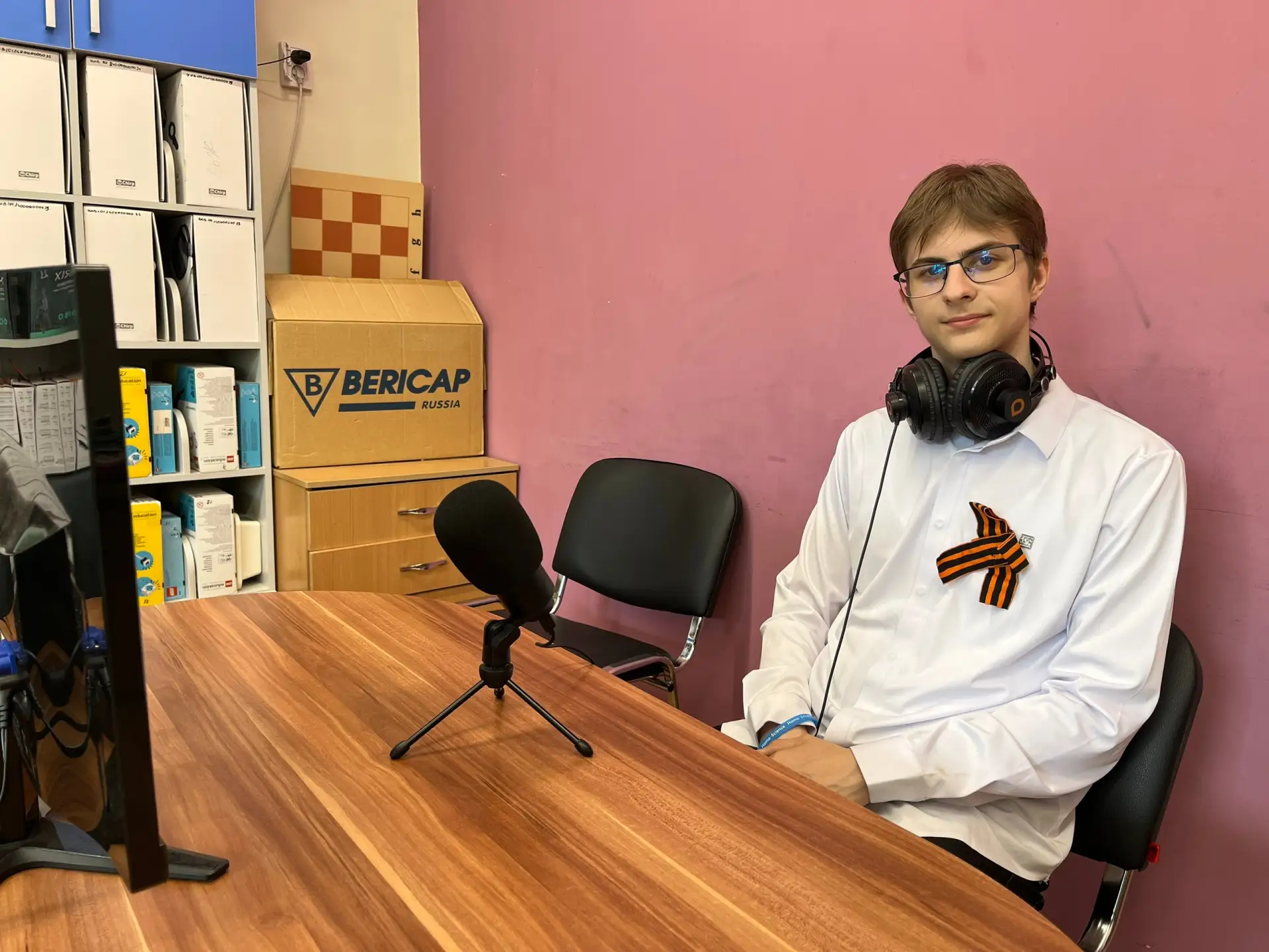 Доброе утро, школа! В эфире медиапроект "Школьное радио". Ведущие выпуска - обучающиеся 10А класса Д