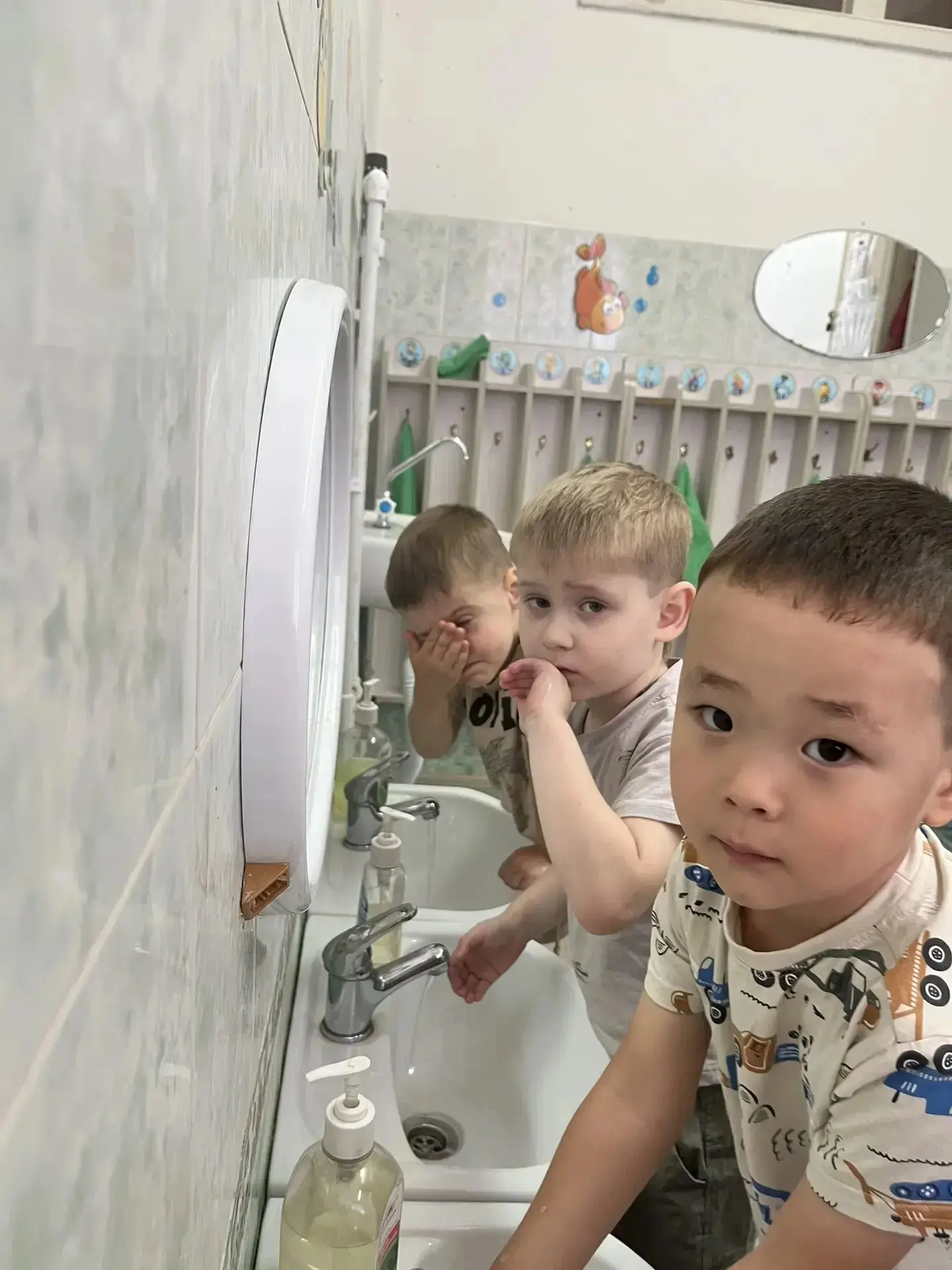 Чистота — залог здоровья! ✋😷 
Мы моем руки. 
Все мы знаем эту простую истину. 
Почему это так важно
