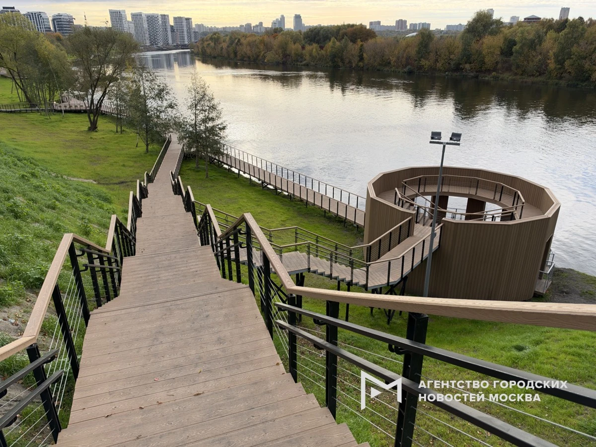 🏞️ Для расслабляющих прогулок у воды: в Мнёвниковской пойме появился новый пешеходный ...