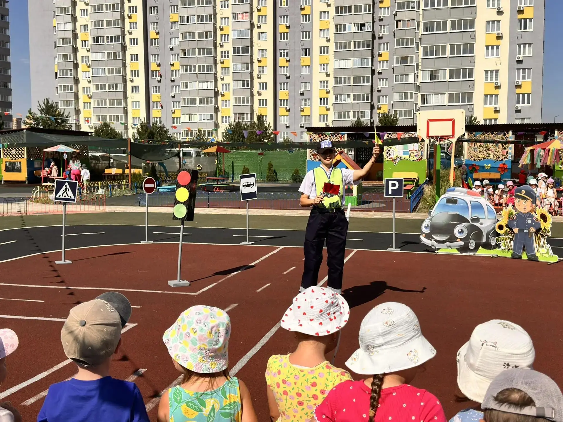 День ГИБДД в детском саду: правила важны! 🚦👮♂️
3 июля наши воспитанники отмечали День ГИБДД. Ребят