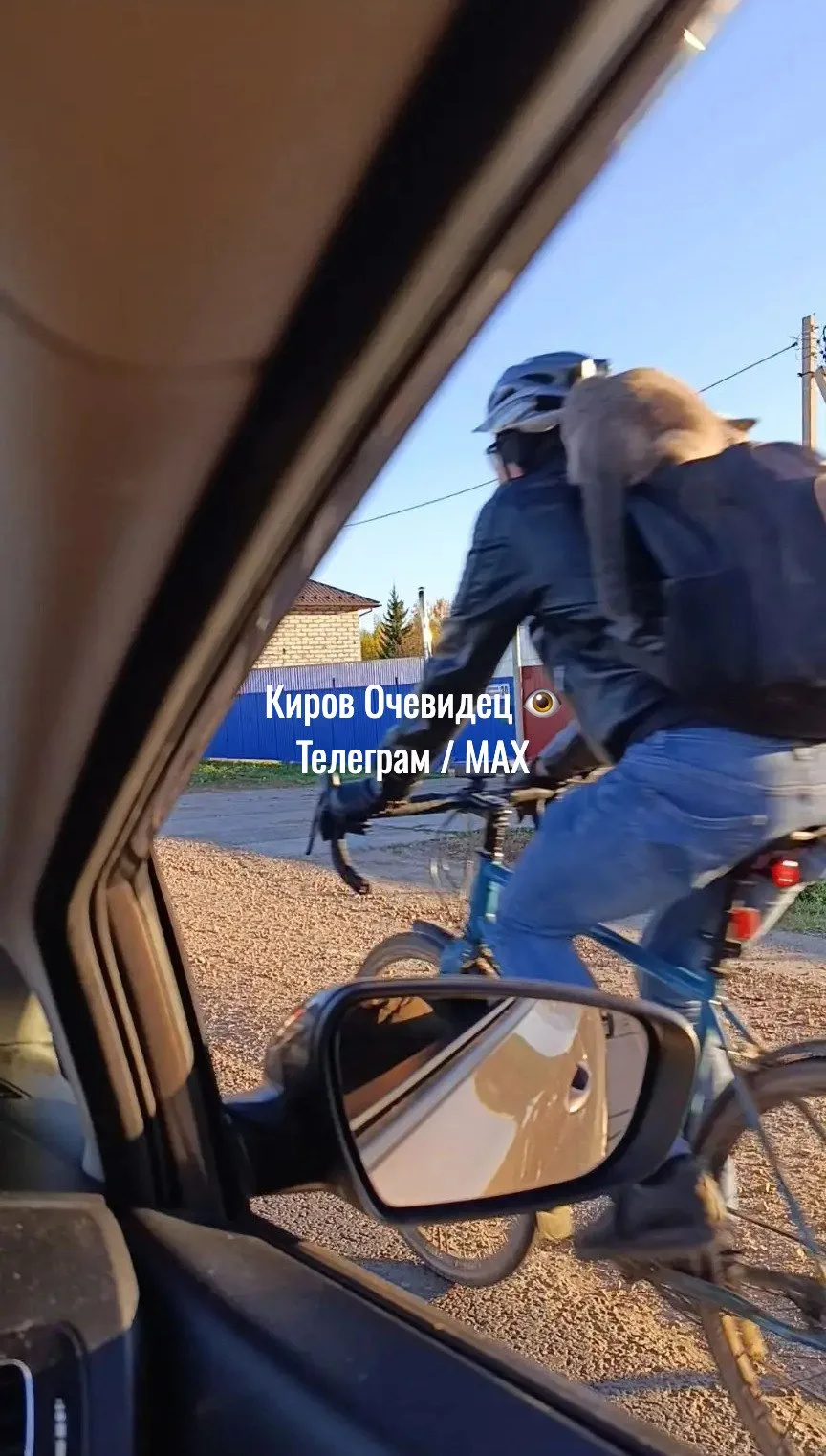 В Костино нам повстречался велосипедист с мягким грузом на спине