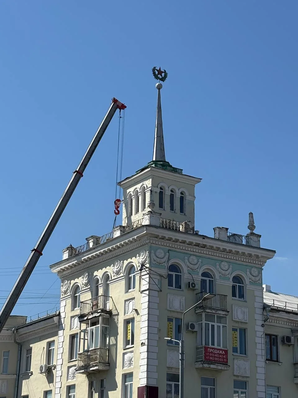 🏠 Дом со шпилем продолжают приводить в порядок