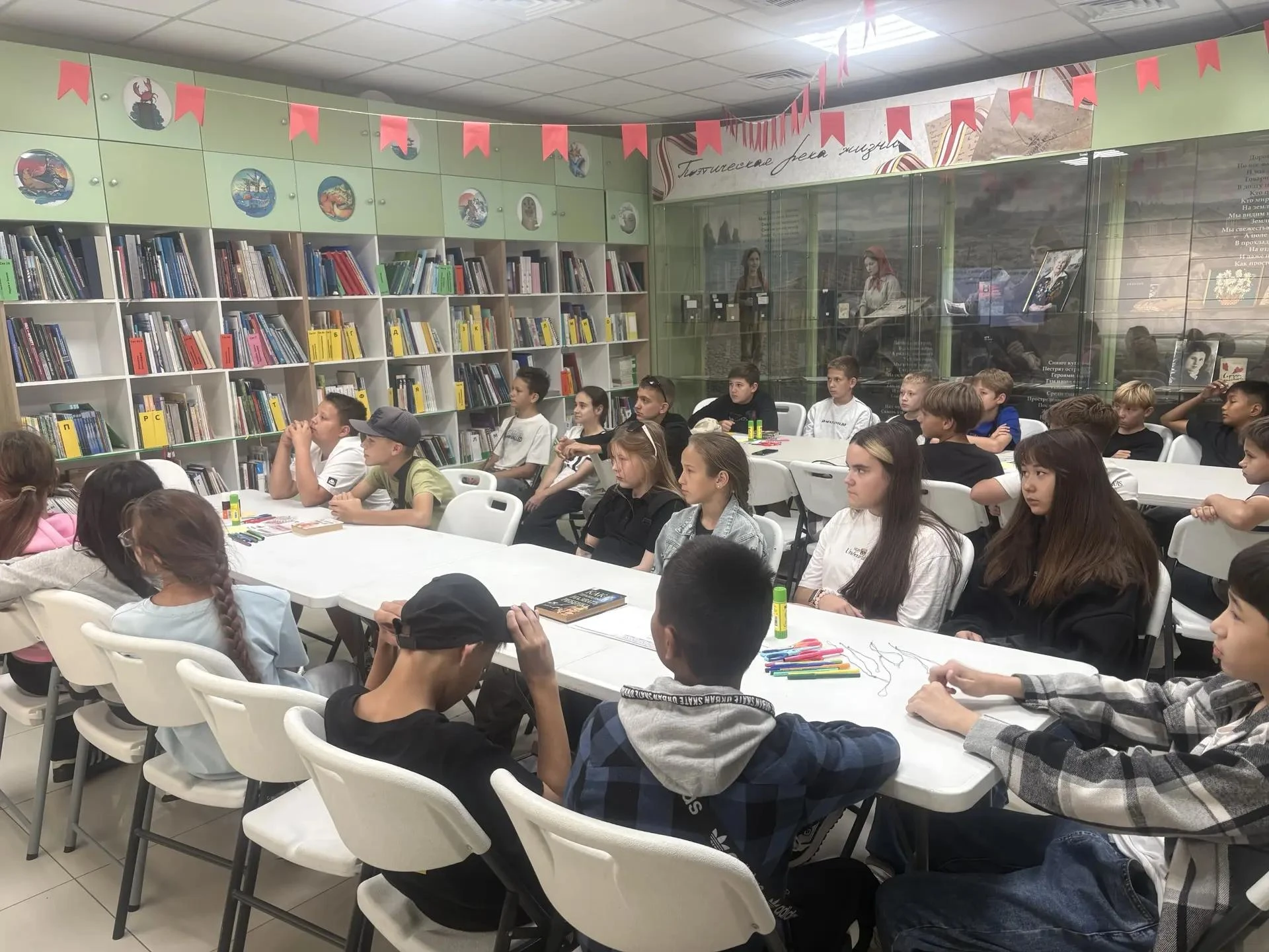 🎉 Ученики 6-Г класса нашей школы посетили мероприятия ко Дню языков народов России! 🎉