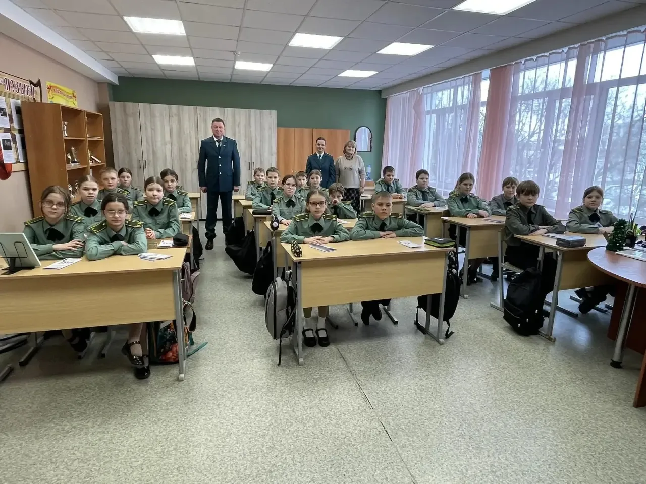 📣 Интересный урок в 5 «А» классе!  Сегодня представители Налоговой службы провели познавательную бес