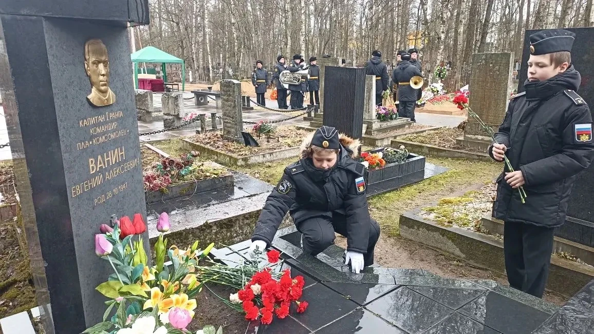 Сегодня кадеты 6к класса почтили память погибших подводников на Серафимовском кладбище, у памятника 