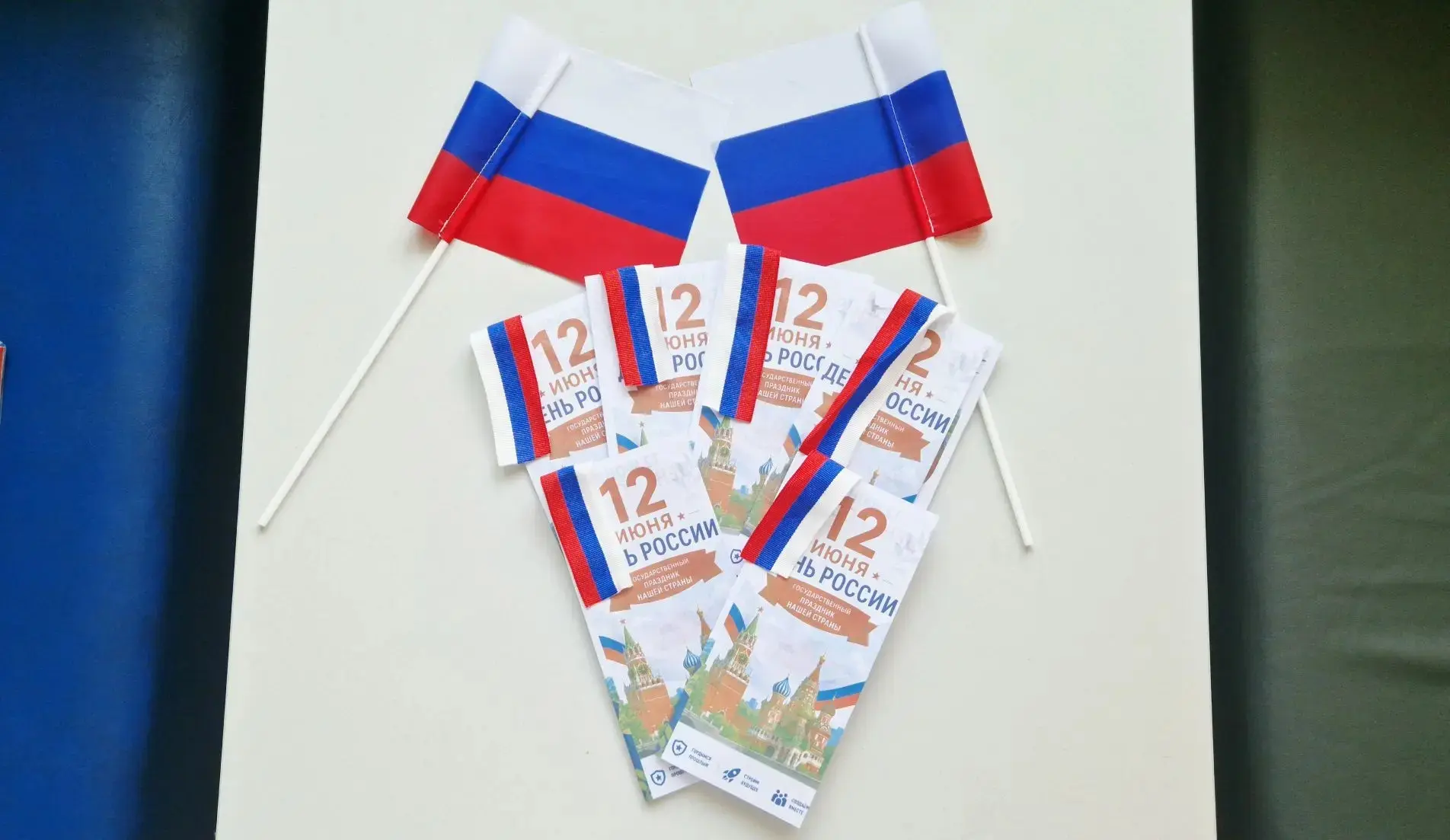 Активисты "Движения Первых" приняли участие в акции "Российский триколор". Ребята раздали ленты в цв