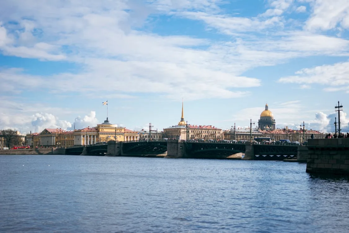 В Петербурге есть место, где Неву можно увидеть сразу в нескольких направлениях