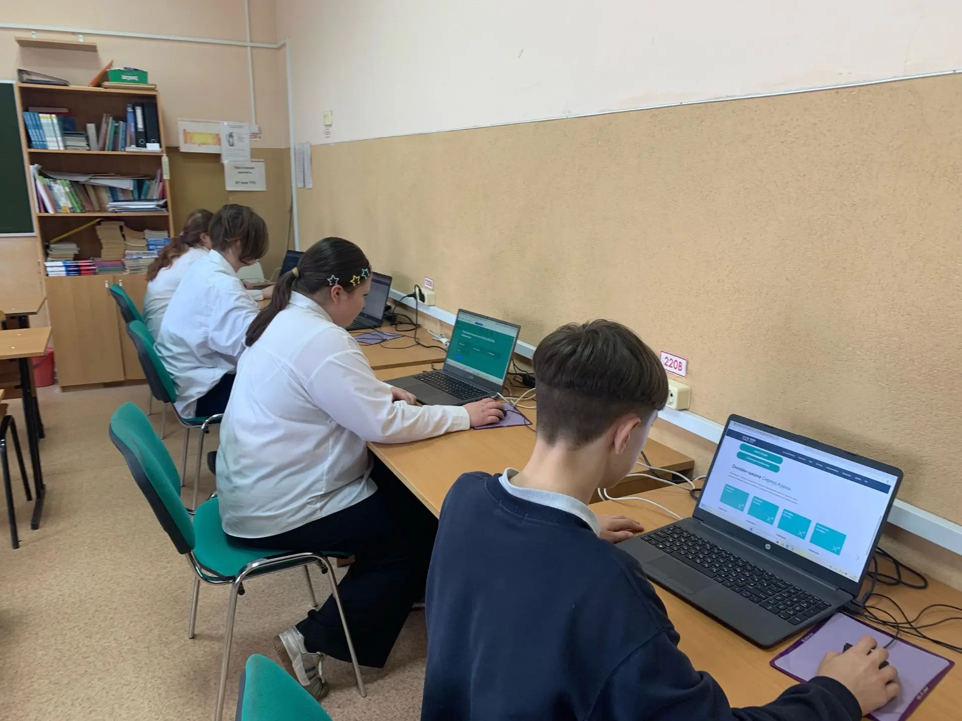 Сегодня лицеисты принимают участие в пригласительном этапе ВсОШ по математике.  Приглас...