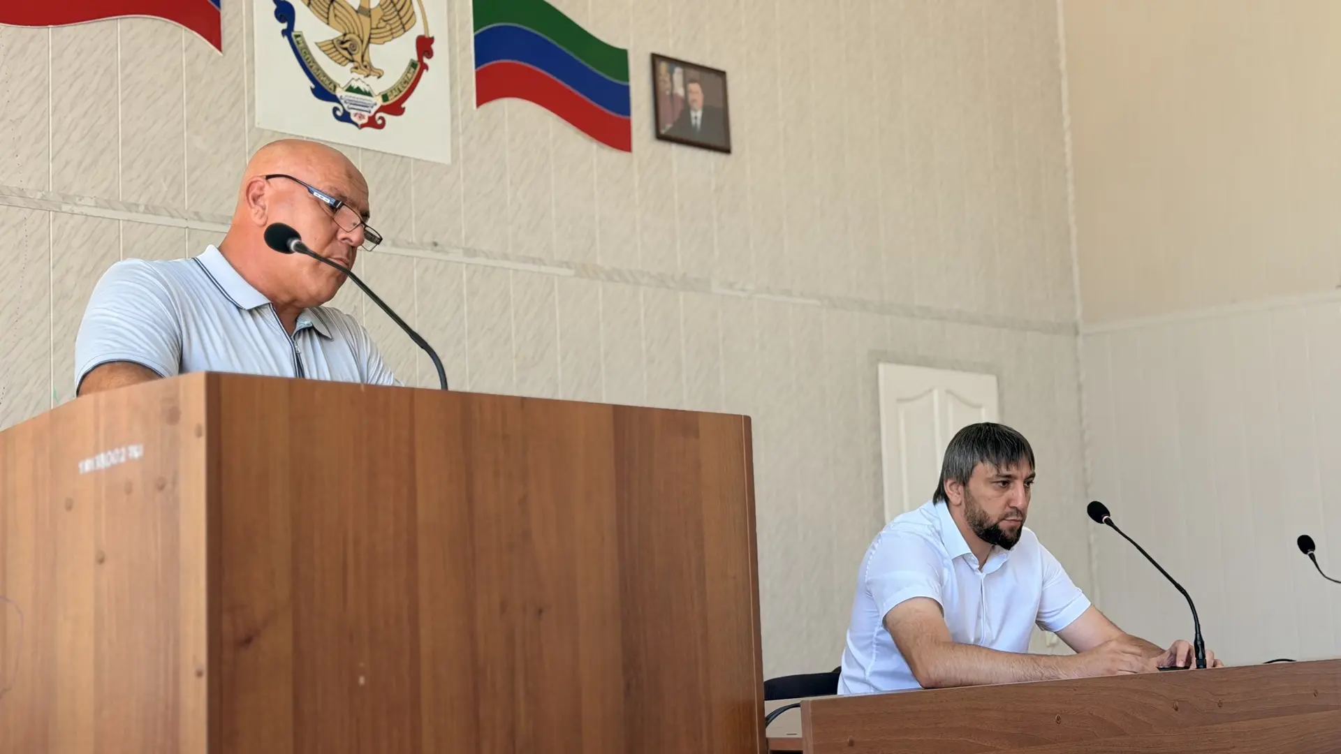 🖍️ В администрации района под руководством врип главы района Заура Сахаватова состоялось аппаратное