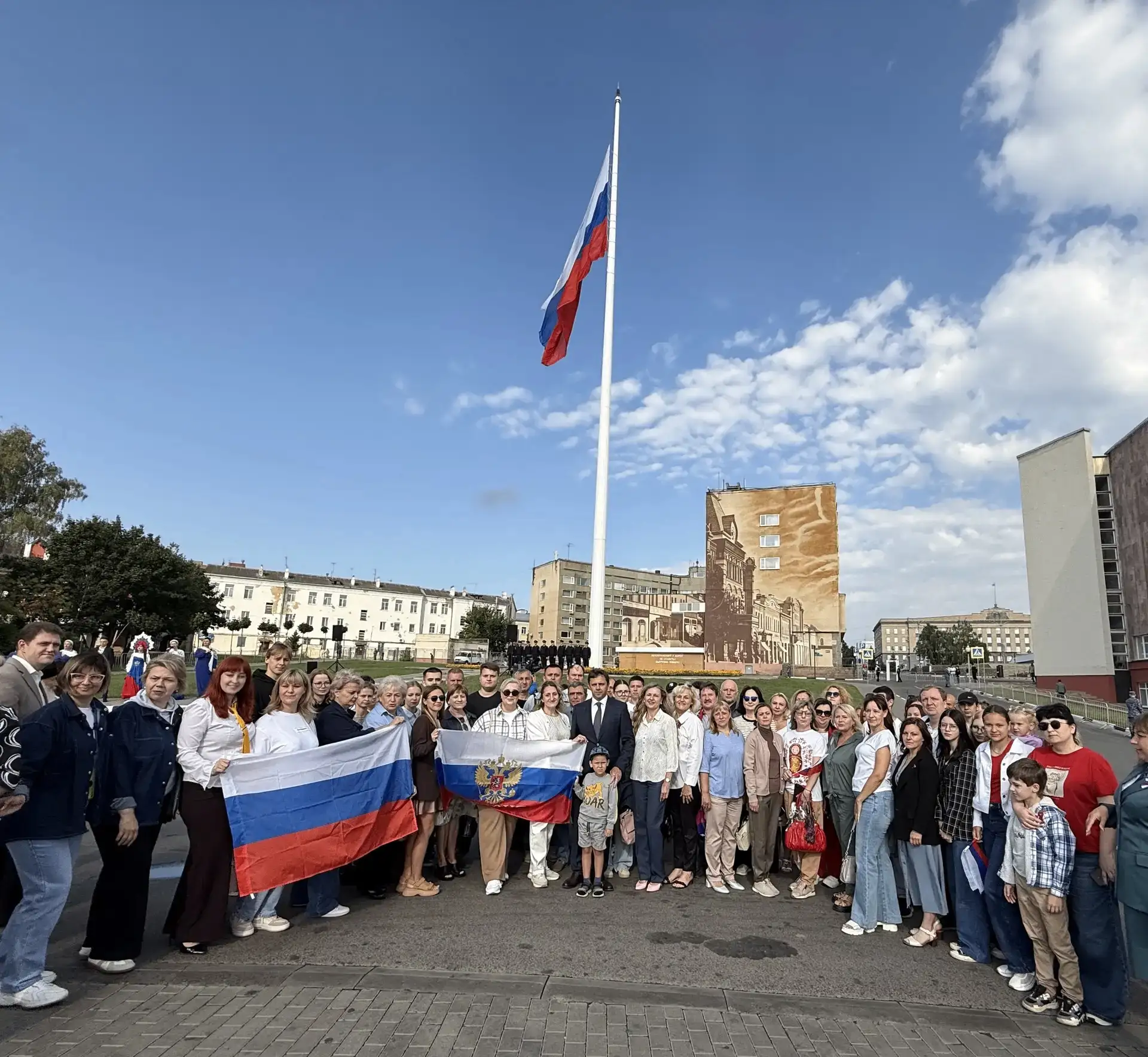 Сегодня в Орле состоялась торжественная церемония поднятия Государственного флага Росси...