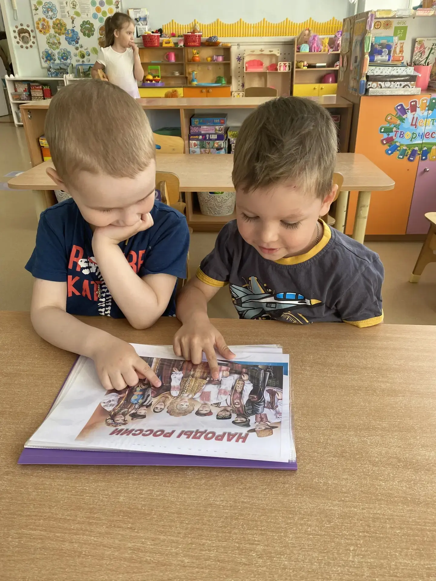 🇷🇺 Белый, синий, красный: что означают цвета нашего флага?

В преддверии Дня России в группе №2 пр