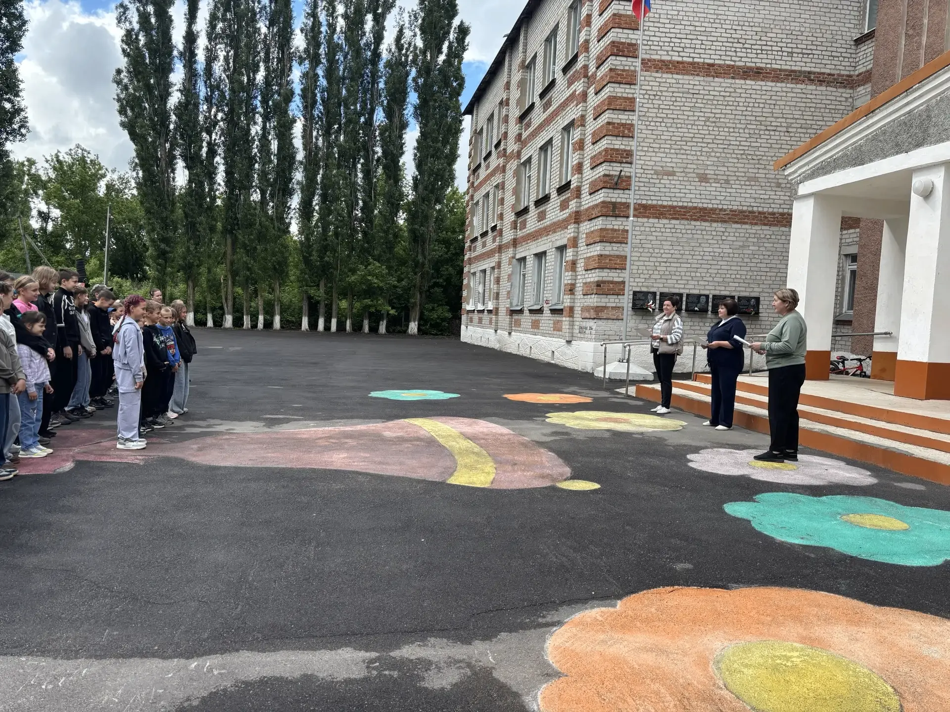 🎉 Ура, каникулы! Стартовал наш пришкольный лагерь! 🎉
Сегодня, 1 июня, в Международный день защиты 