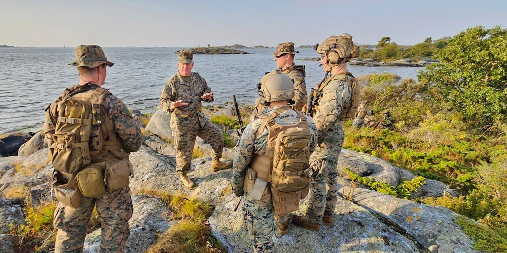 Американские и шведские морпехи проводят учения в районе Стокгольмского архипелага.