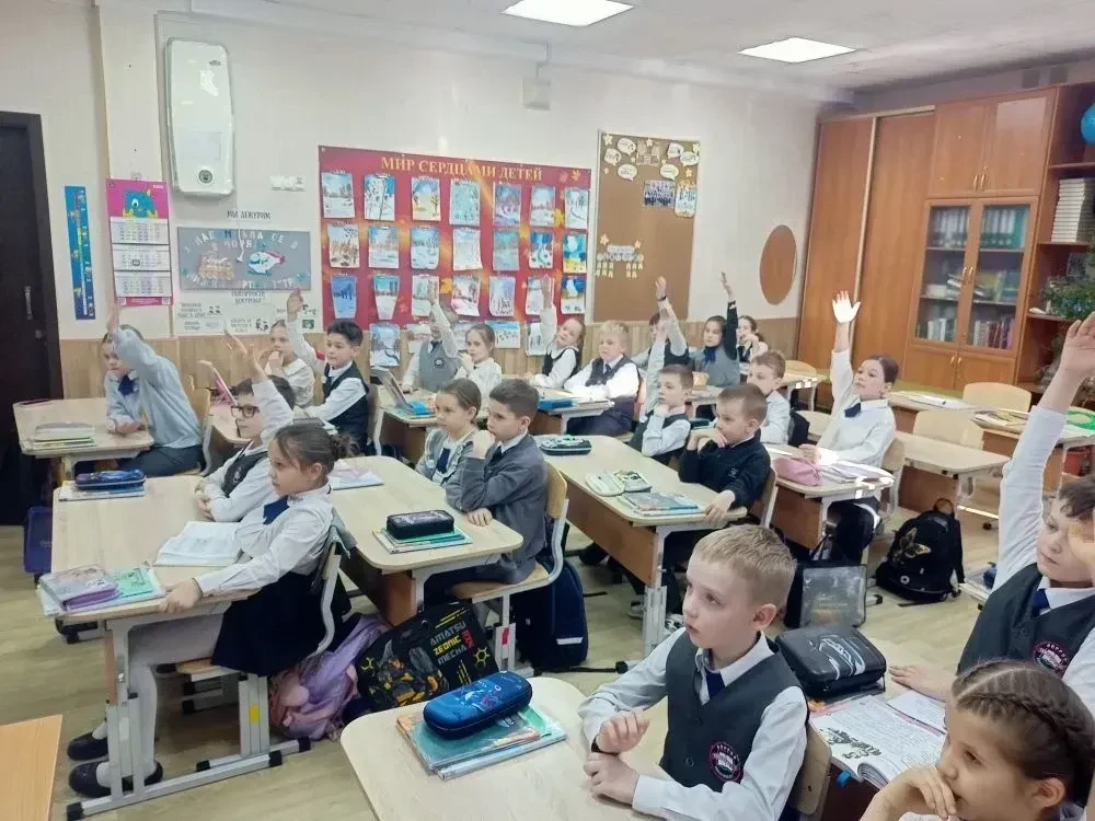 📚🎓 Шестиклассники погрузили второклассников в мир древнегреческих школ!  В рамках Дня общественных н