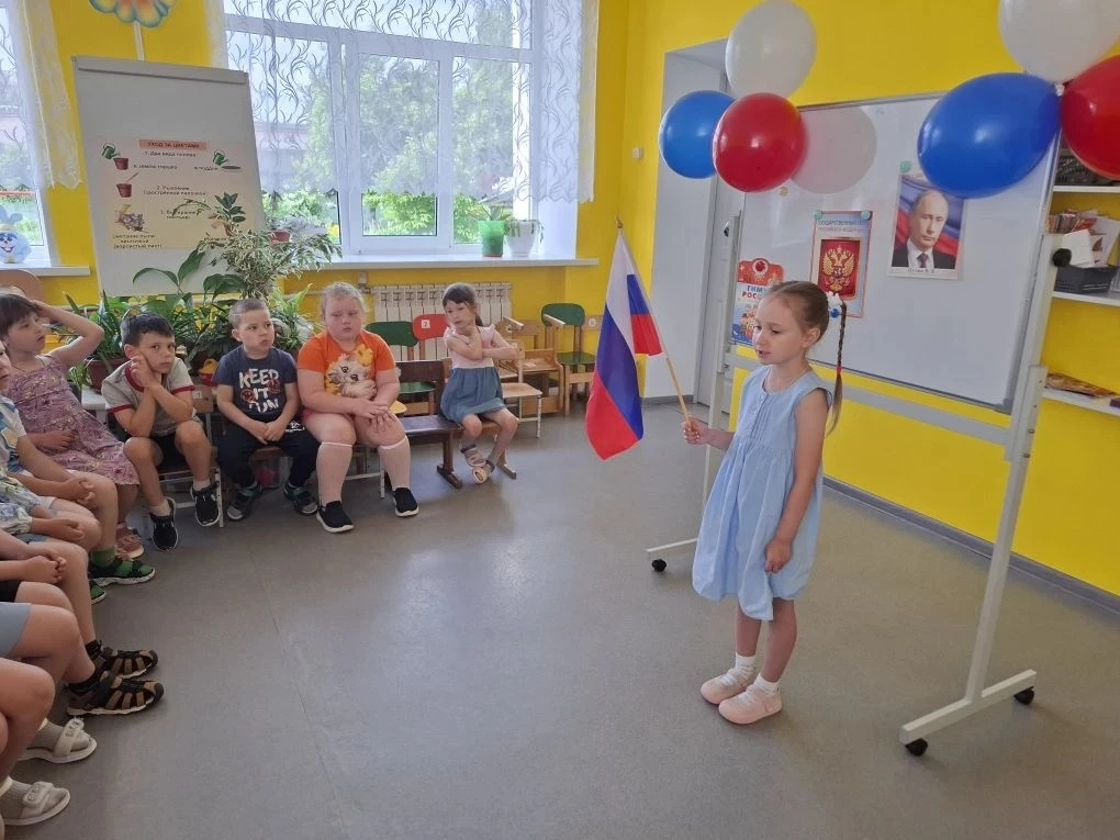 В преддверии праздника - Дня России  в группе "Сказка" прошло занятие "Мы живем в России"👫.
Ребята 