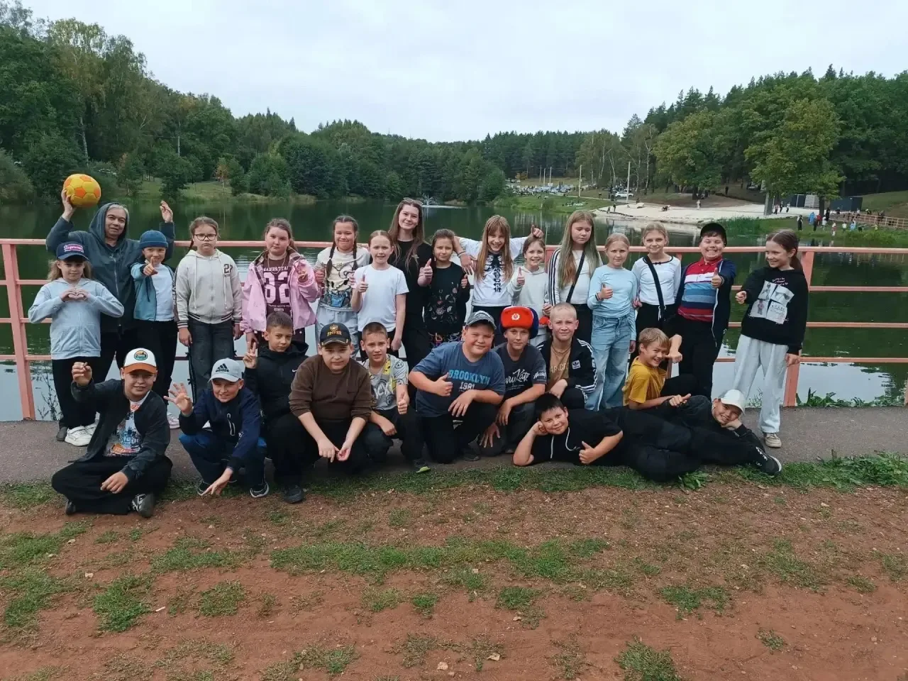 Осенний «Арбузник» 4 «Б» у пруда.