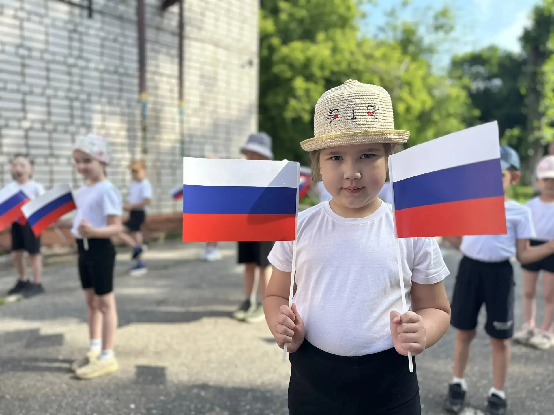Флешмоб «Физкультпривет, Россия»

В преддверии Дня России в  детском саду 48 прошёл яркий и энергичн