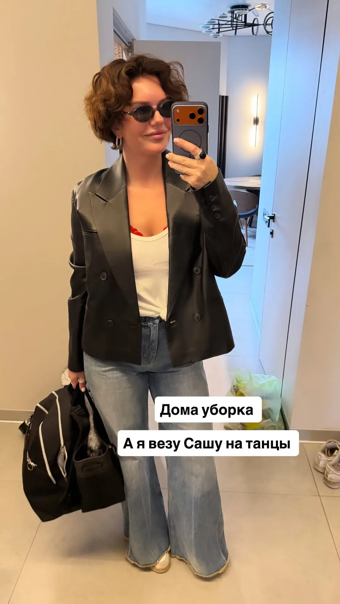 Саша занимается танцами на Петроградке, отвезла его, а сама пошла в красивый ресторан Secret Garden,