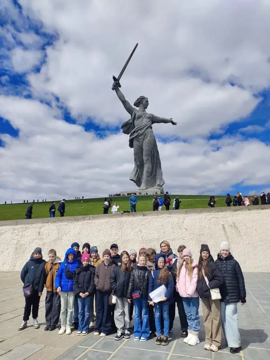 25 апреля ученики 5в и 6г класса побывали в городе Волгоград 📍  Знакомство с городом началось с обзо
