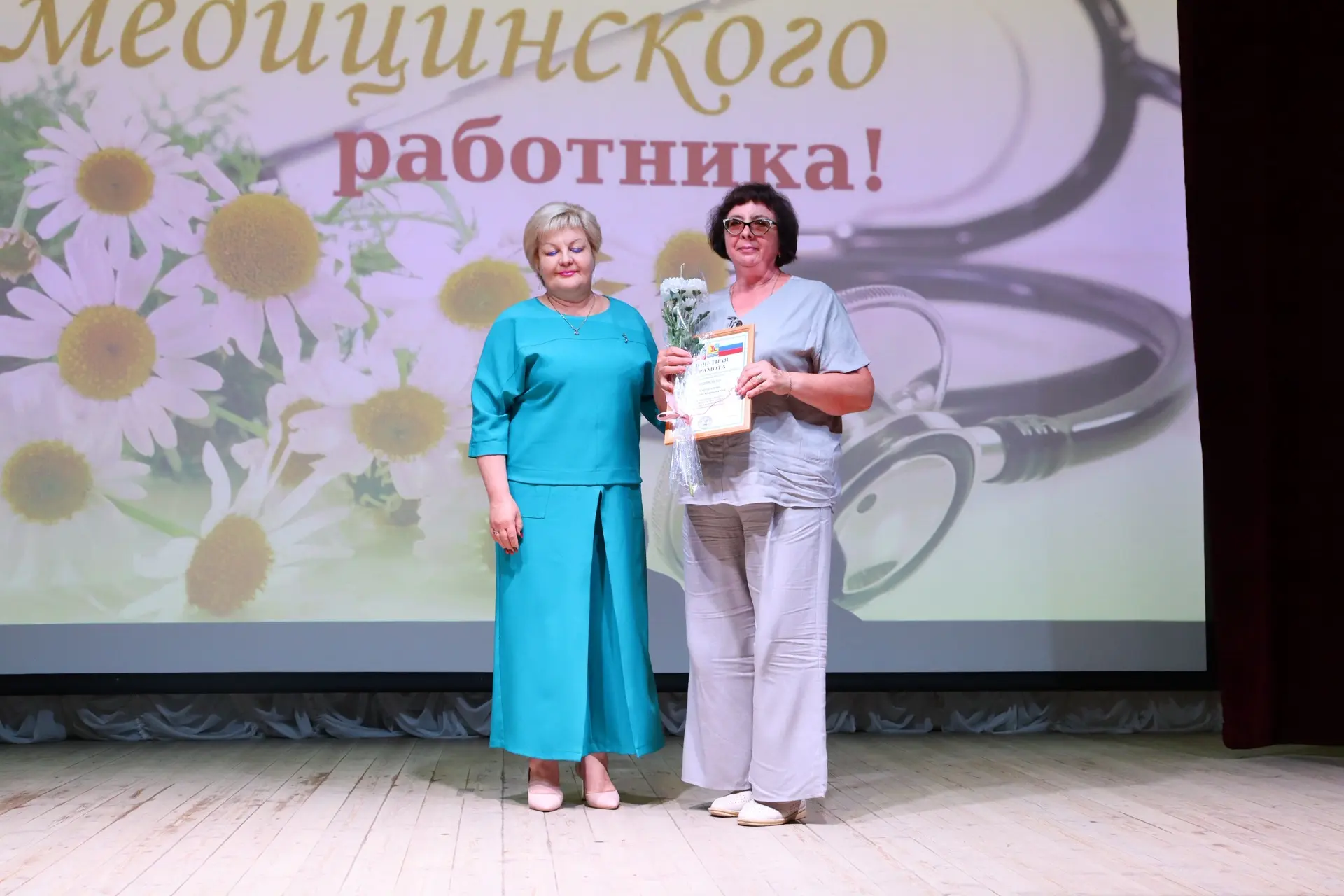 В Озинском районном Доме культуры состоялся праздничный концерт в  честь предстоящего Дня медицинско