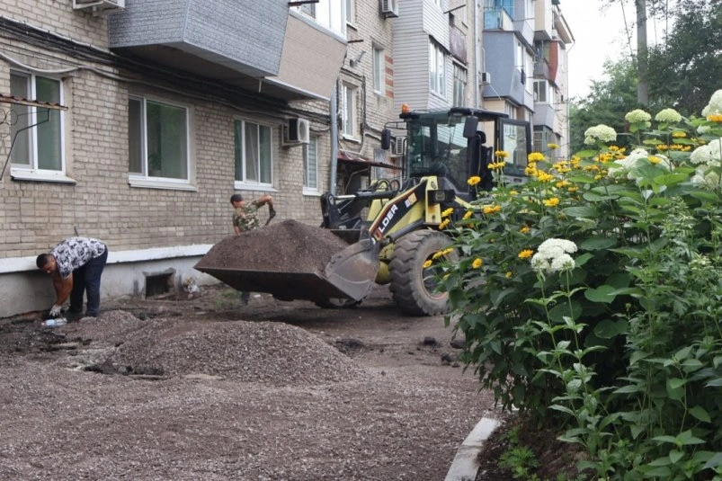 🌳Во двор не по одному, а по‑всему кварталу: как в Уссурийске ремонтируют дворовые терр...