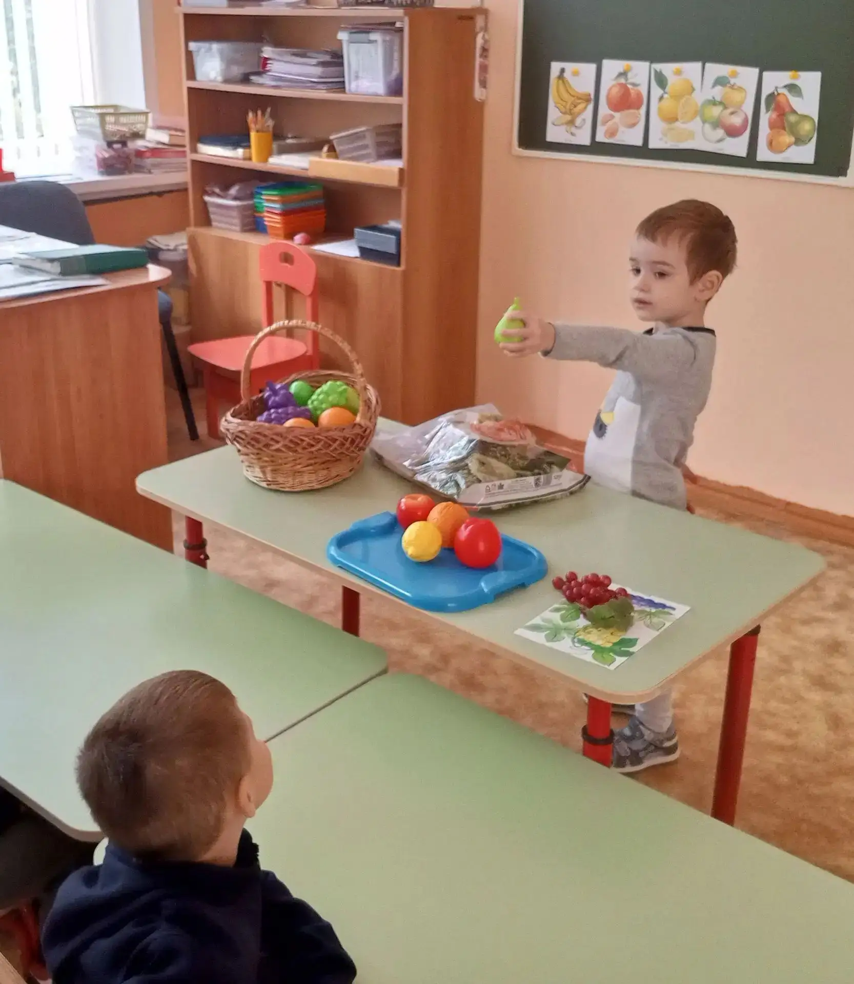 Осень - это пора сбора урожая не только в полях, но и в садах. На этой неделе дети ll м...