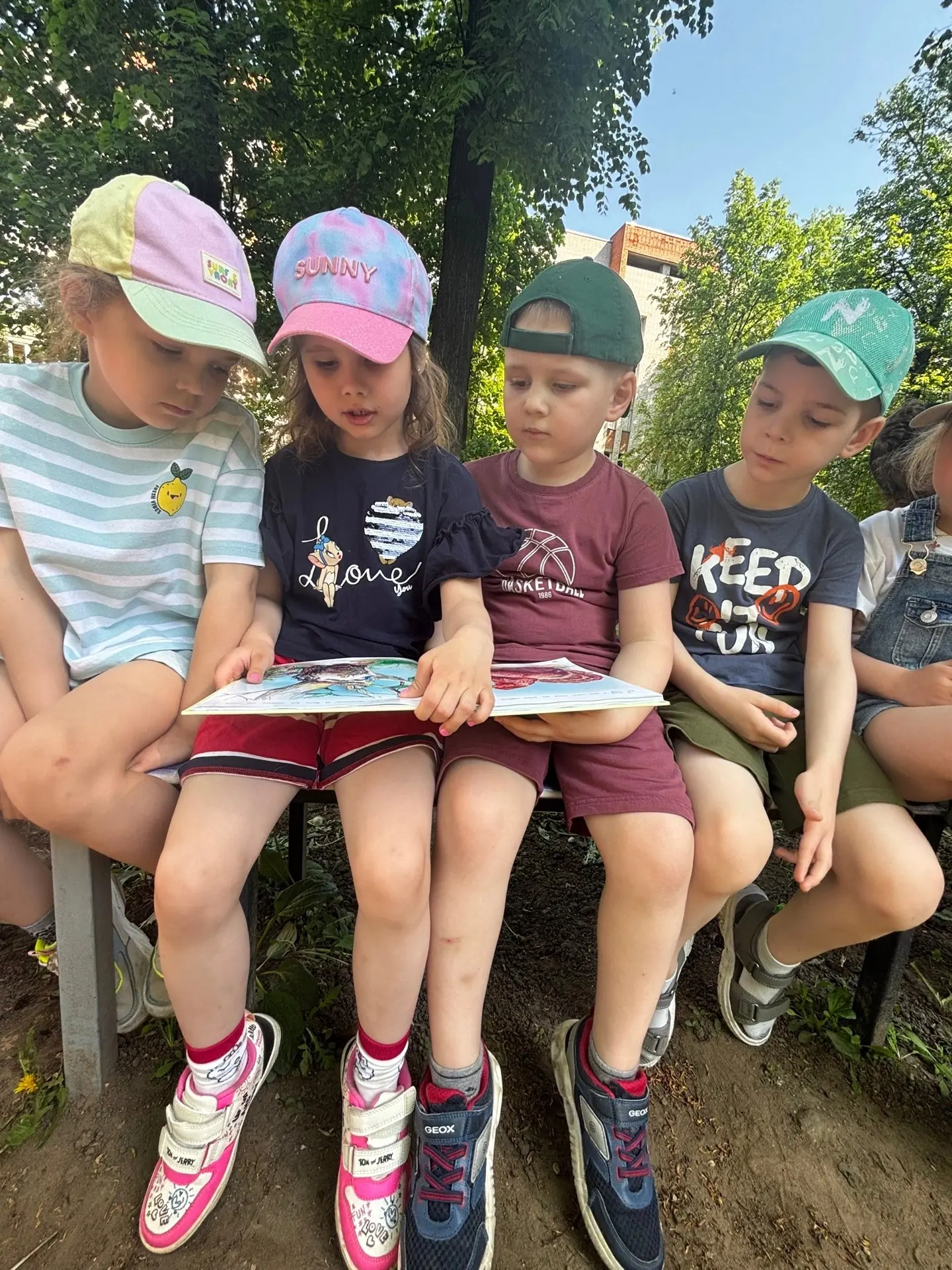 👭 Дружно читаем на прогулке! 📘
Сегодня в старшей группе прошло особенное занятие на свежем воздухе