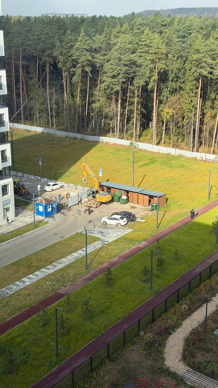 Забор передвинули. Можно к лесу 🌳 подходить