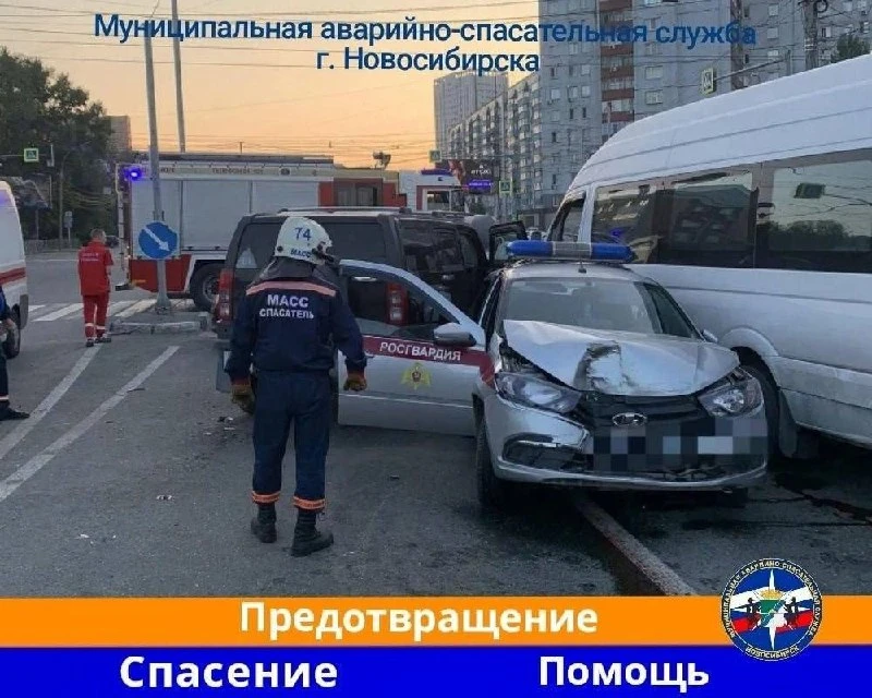 Четыре машины столкнулись на перекрестие Немировича—Данченко и Ватутина😱